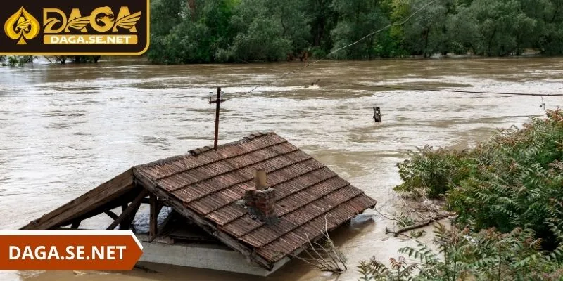 nam-mo-thay-nuoc-lu-vao-nha